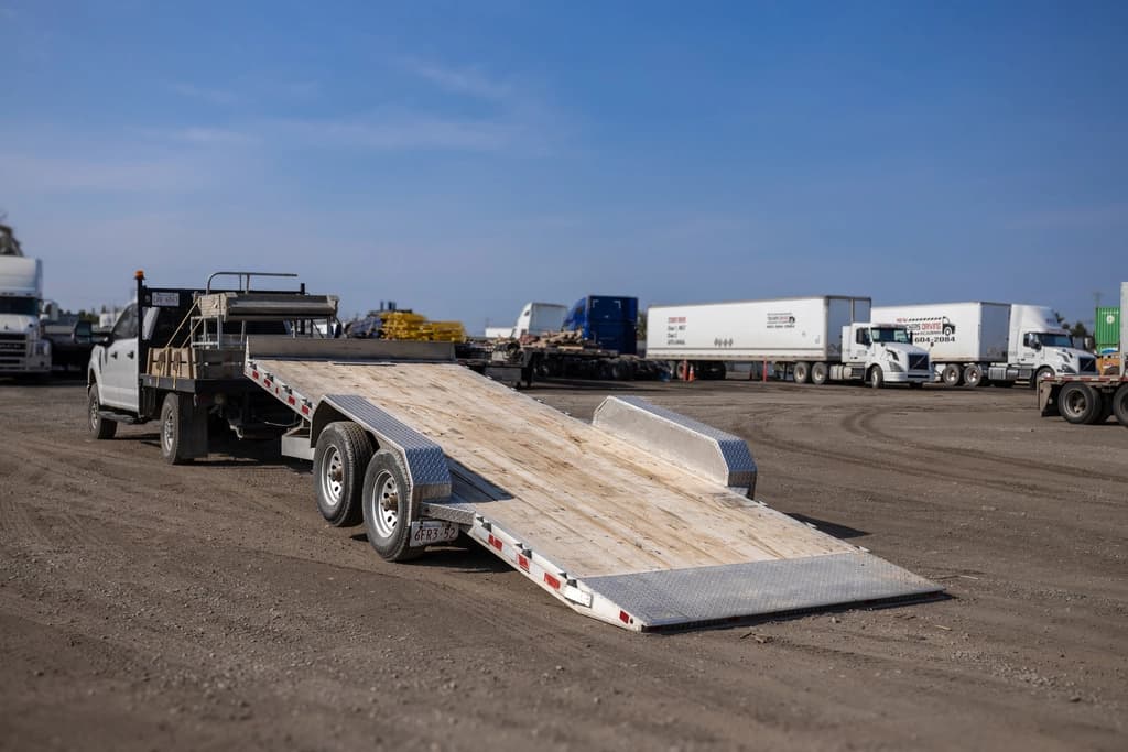 Flat deck trailer with oversized cargo Flat deck trailer with oversized cargo