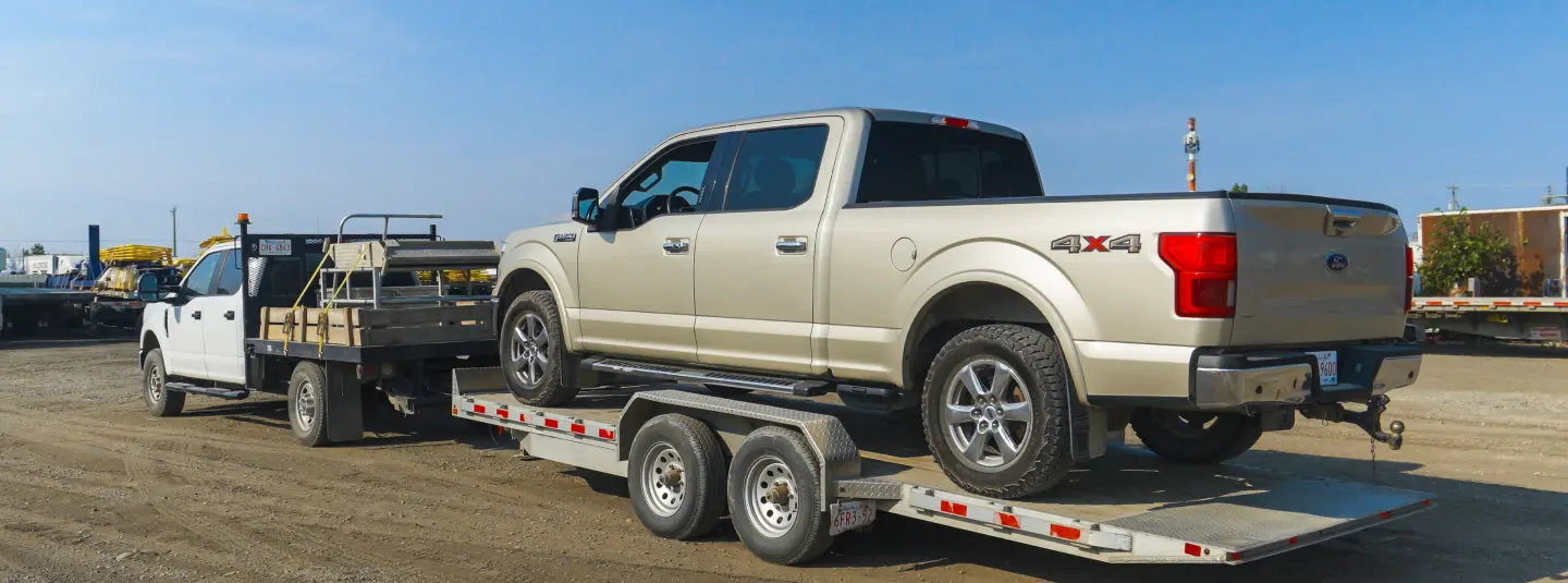 Heavy-duty flat deck trailer for material transport