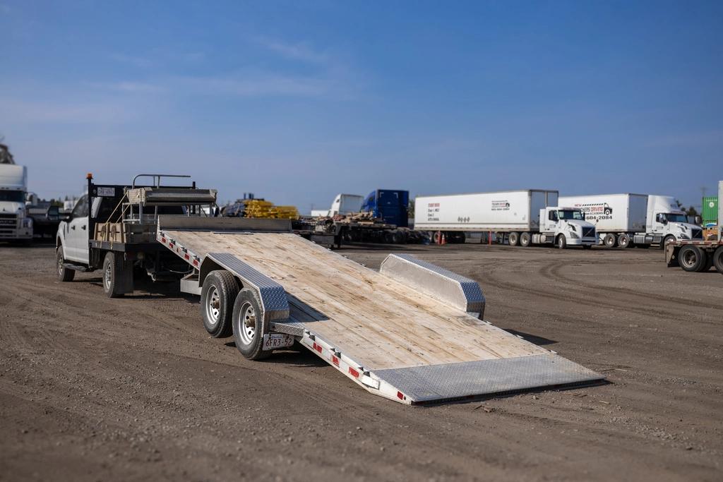 blog/articles/how-wide-is-flat-deck-trailer/trailer3.webp